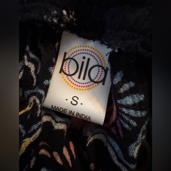 Bila Black Paisley Floral Peasant Women's shirt with Flared sleeves. Size Small - Picture 6 of 8